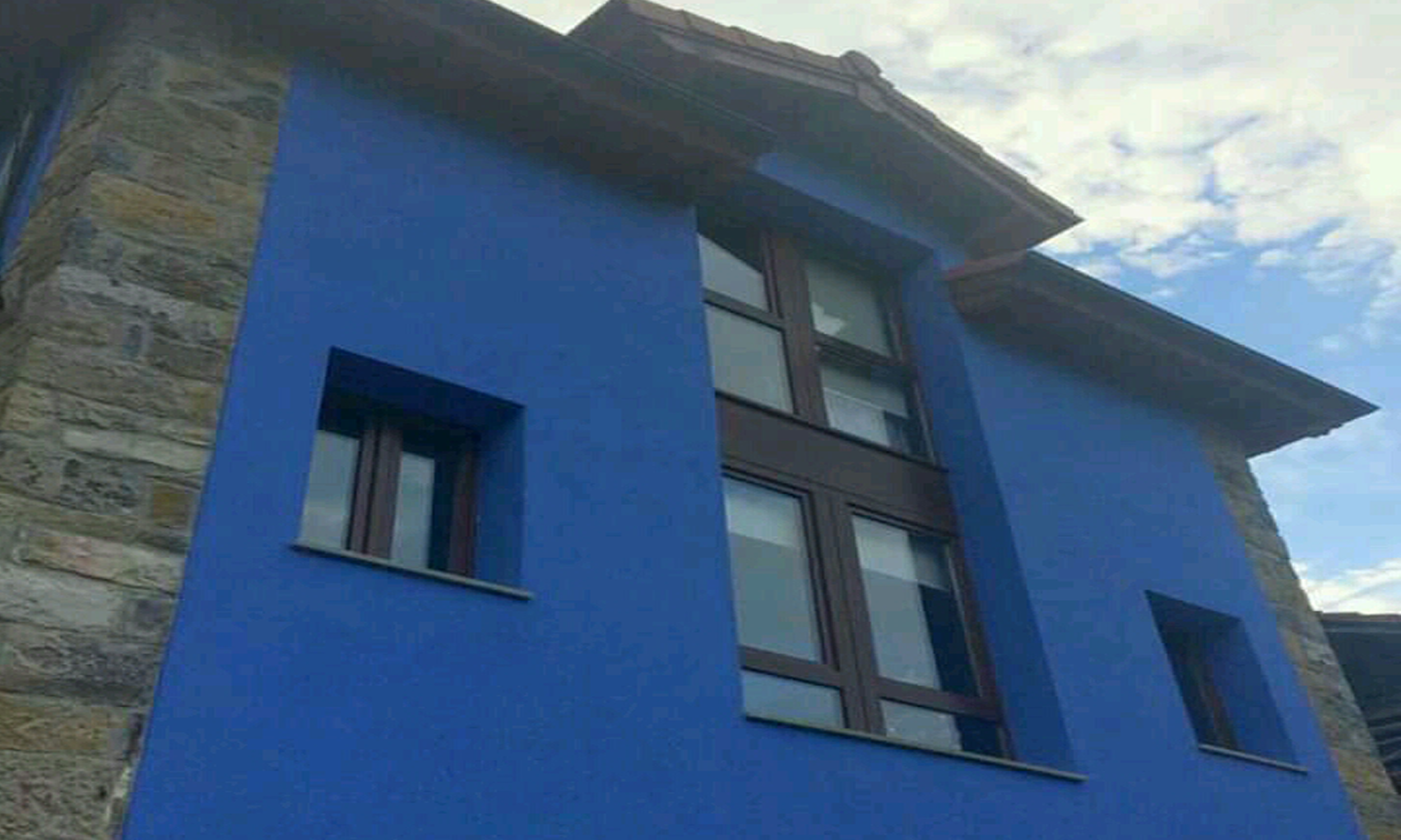 obra-fachada-azul-ventanas-marrón