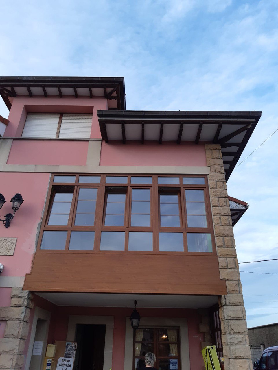 corredor color roble dorado