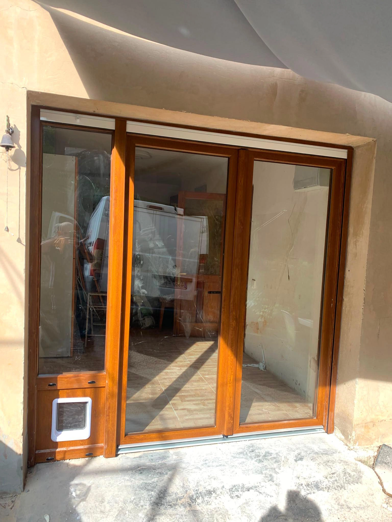ventanal con gatera exterior